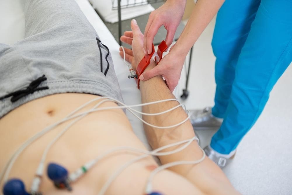 ¿Qué es un electrocardiograma y cuándo se solicita esta prueba?