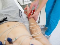 ¿Qué es un electrocardiograma y cuándo se solicita esta prueba?