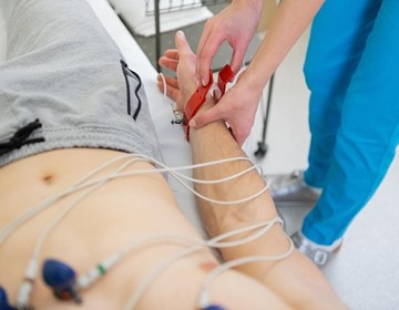 ¿Qué es un electrocardiograma y cuándo se solicita esta prueba?